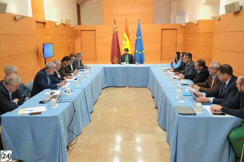 López Miras presiona al Gobierno para implementar un Plan Hidrológico Nacional que reasigne el agua de manera eficiente.