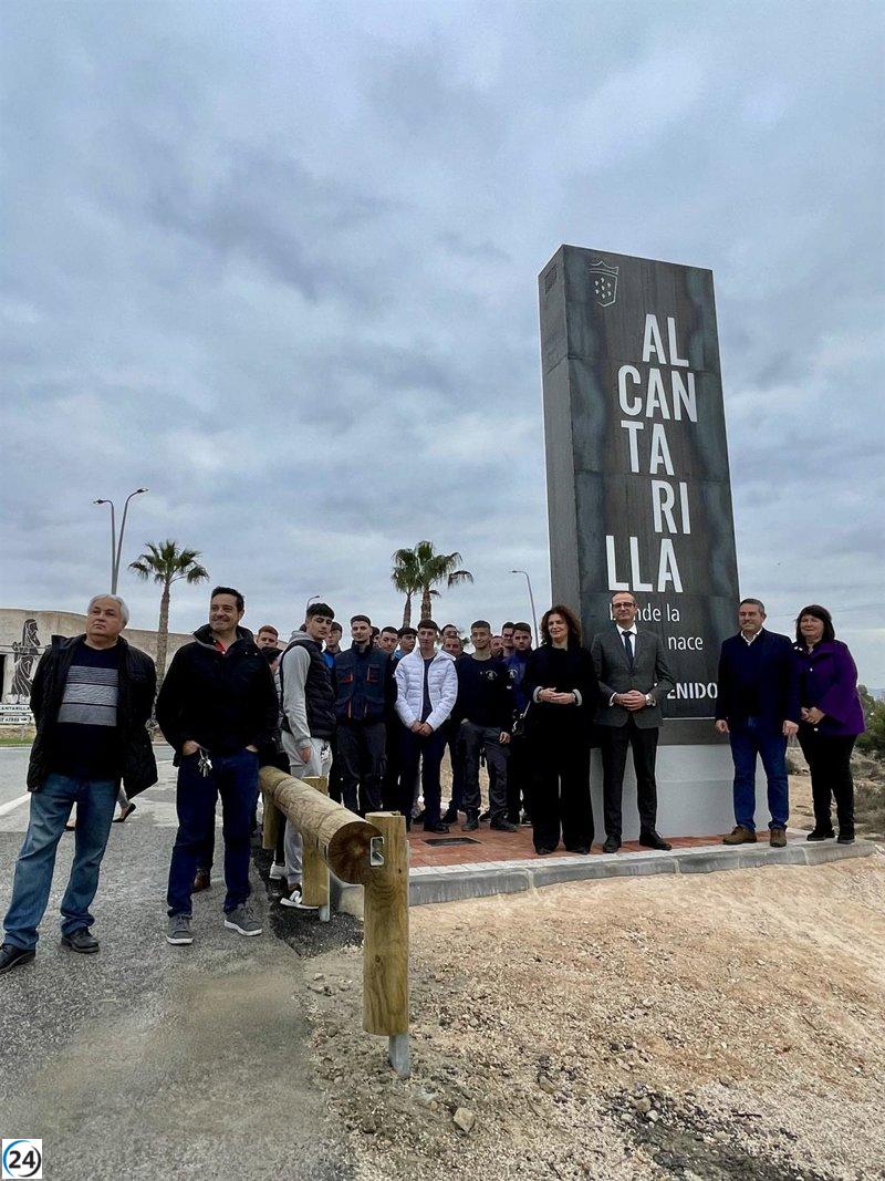 Estudiantes del IES Sanje reciben a Alcantarilla con un innovador tótem luminoso desde la autovía del Noroeste.