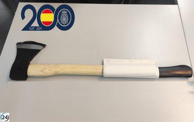 Hombre arrestado por amenazar a clientes de bar con hacha en Cartagena.