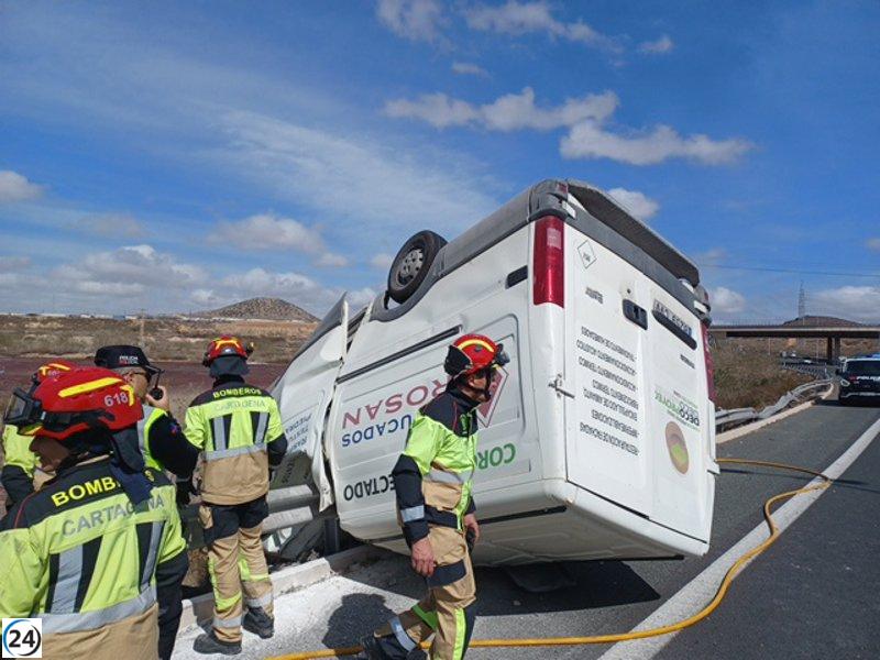 Hombre rescatado tras volcar su coche en la A-30 a la entrada de Cartagena