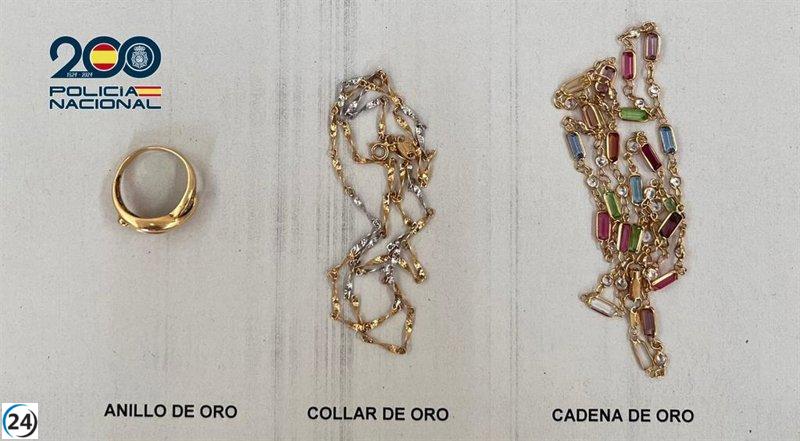 Mujer arrestada por robo de joyas a anciana en Murcia.