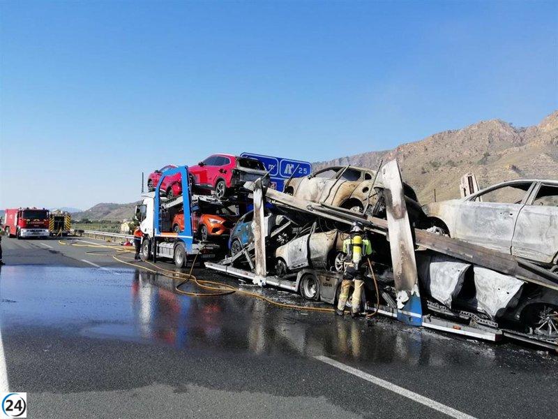 Incendio de camión con vehículos eléctricos en la A-33, cerca de Jumilla.