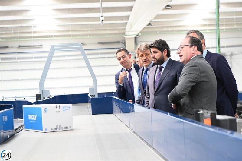 El presidente López Miras celebra la apertura del centro de SEUR en Murcia.