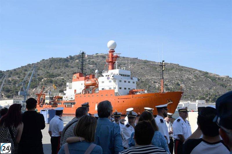 La nave de investigación científica 'Hespérides' regresa a Cartagena tras concluir su labor en la Antártida.