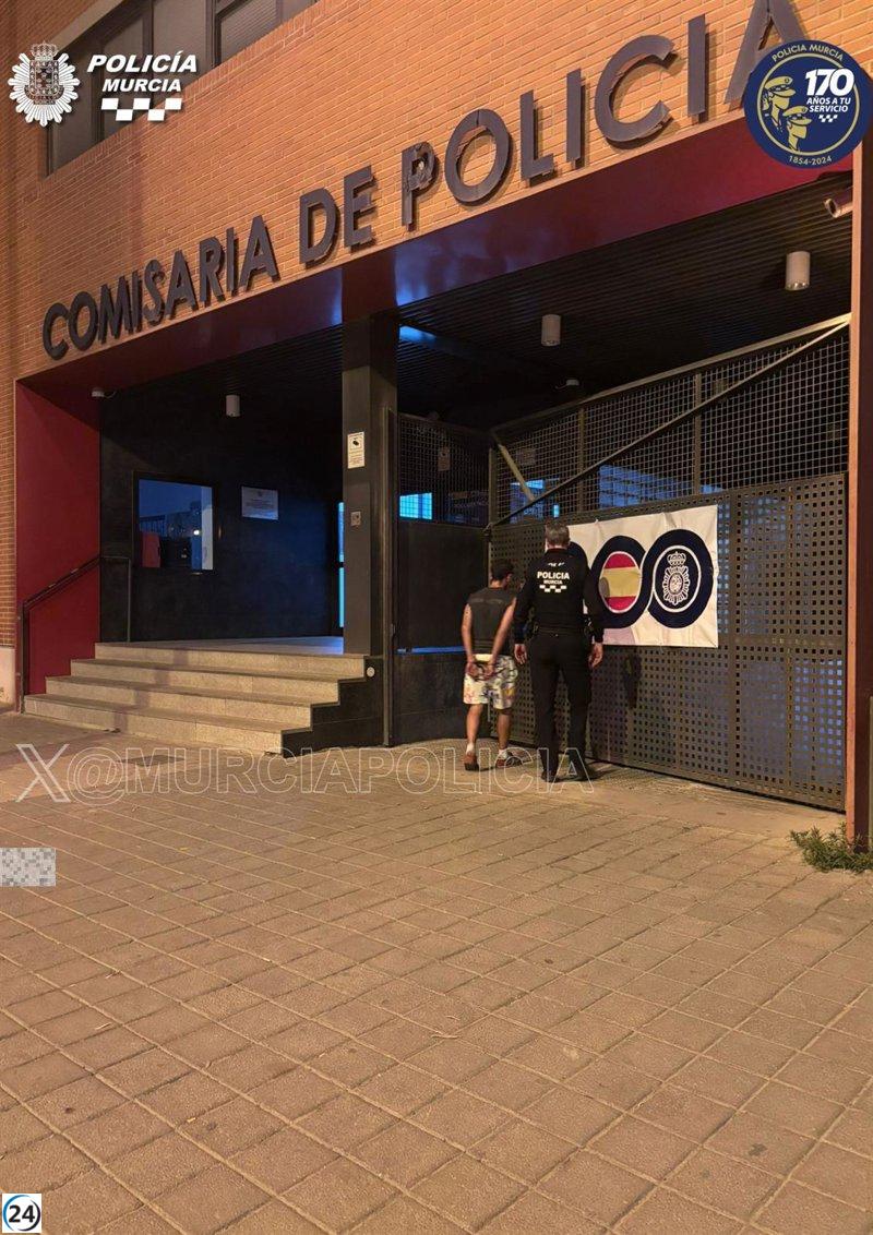 Hombre detenido por agredir a su pareja, a su ex y por violar una orden de búsqueda.