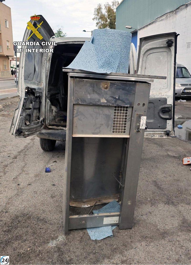 Detenidos dos jóvenes en Torre Pacheco (Murcia) por robar una furgoneta.