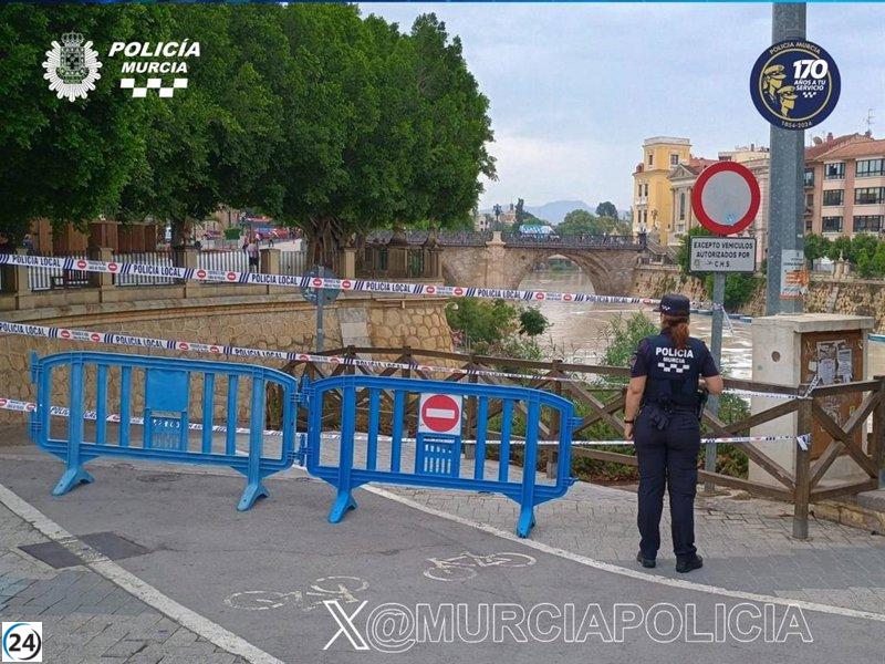Cierre de acceso a la mota del río Segura por aumento del caudal: actuación de la Policía Local de Murcia