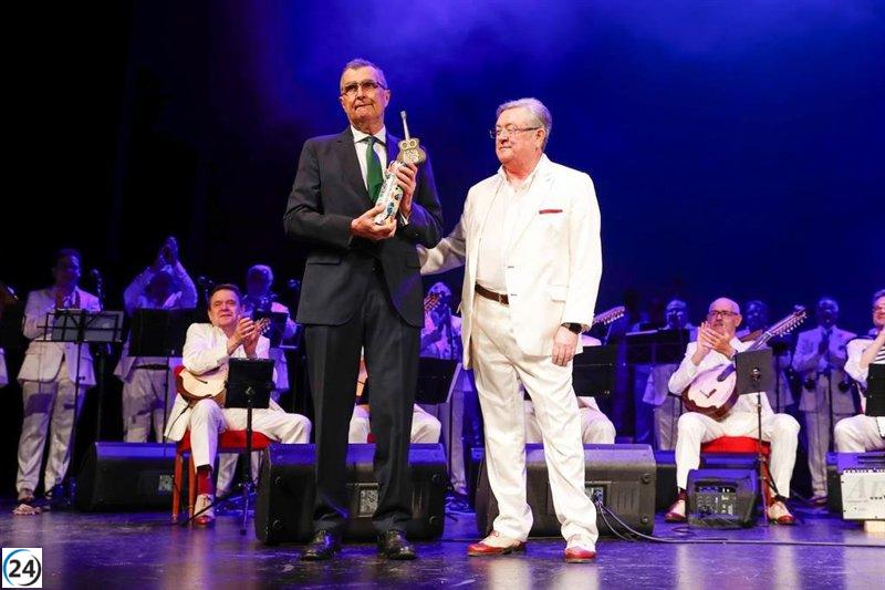 José Ballesta, alcalde de Murcia, premiado como Parrandbolero de Honor.