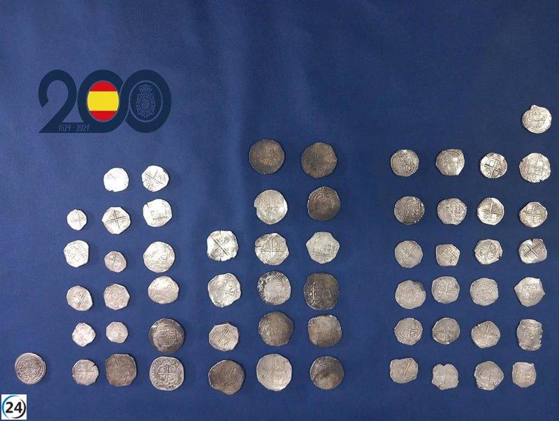 La Policía Nacional encuentra en Murcia 59 monedas de plata reales del siglo XVI-XVII.