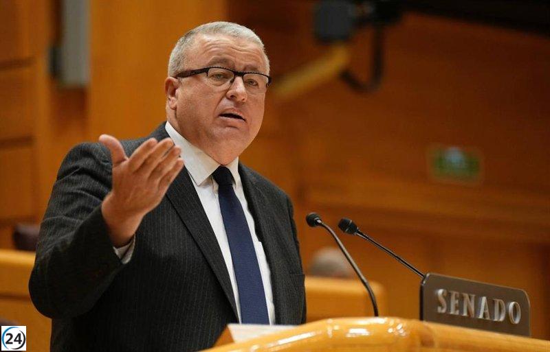 Bernabé critica a Óscar Puente por ausentarse durante el caos ferroviario.