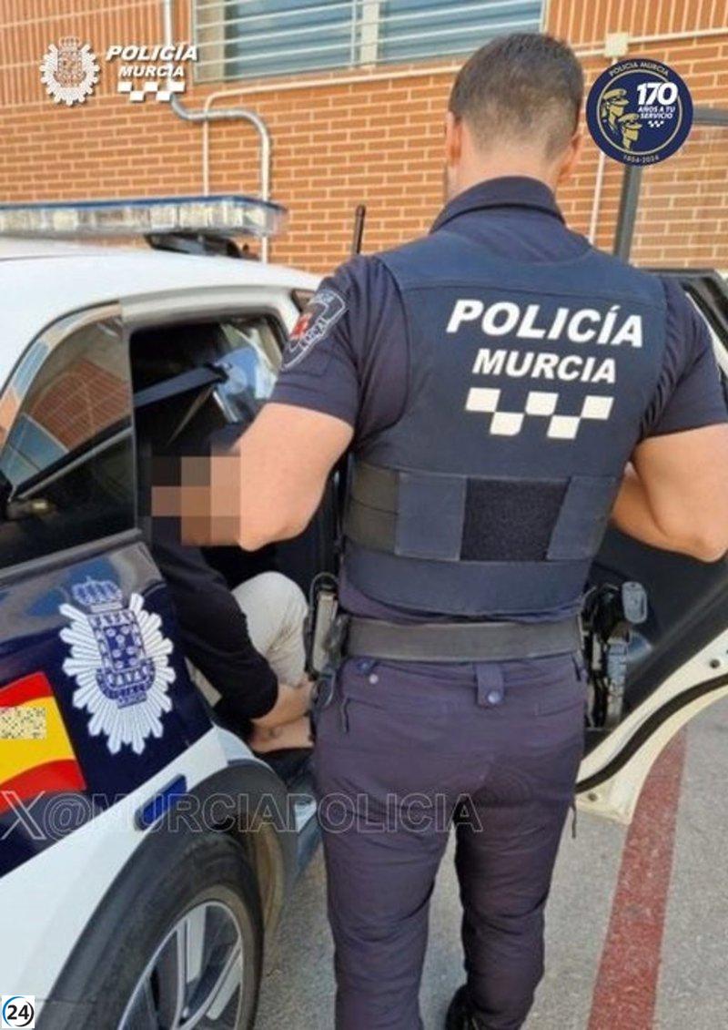 Mujer arrestada por robo y agresión en El Puntal.