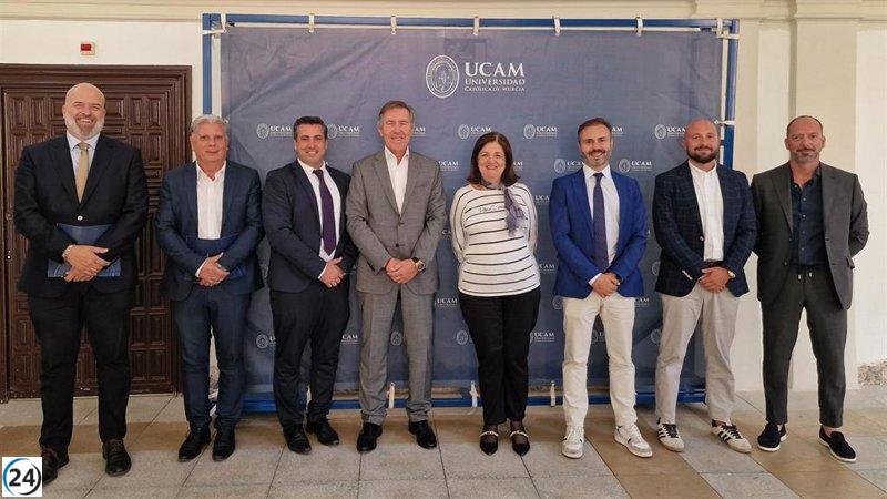 La UCAM y la FFRM se unen para potenciar la formación y el rendimiento deportivo de los futbolistas.