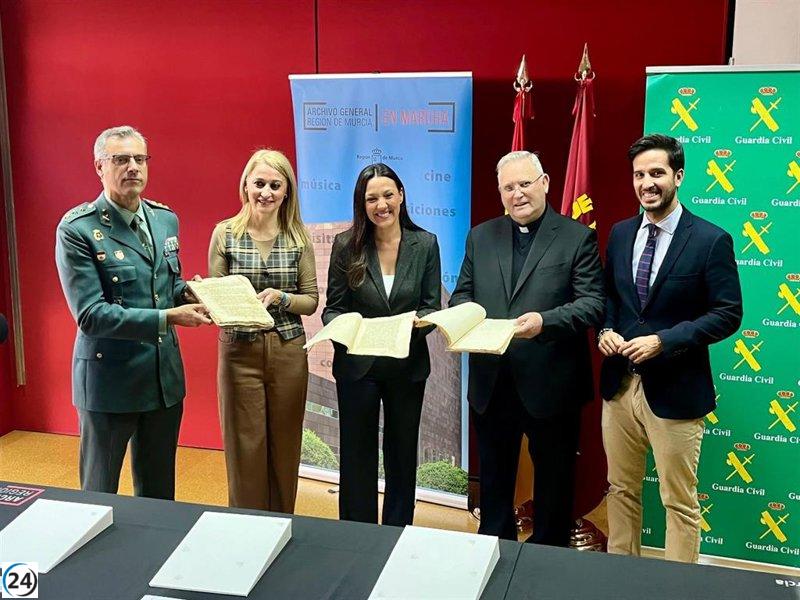 La Diócesis de Cartagena recibe importantes documentos históricos recuperados por la Guardia Civil.