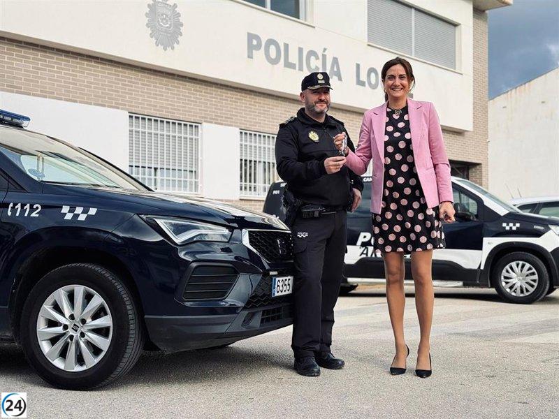 Alcaldesa de Archena lanza nuevo vehículo policial para fortalecer la seguridad local.