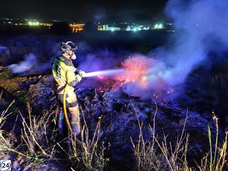 Bomberos controlan incendio en cuneta cerca de área forestal en Abarán.