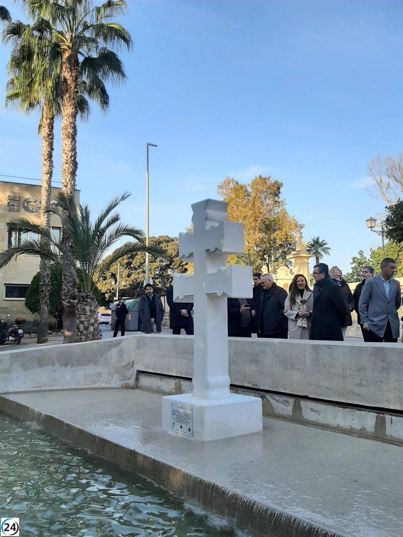 Colocan imponente cruz de Caravaca en El Malecón, ruta del peregrinaje de Levante.