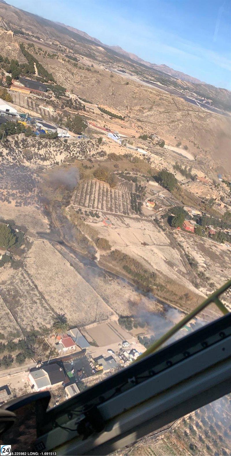 Bomberos controlan incendio de cañas en Calasparra, Murcia.