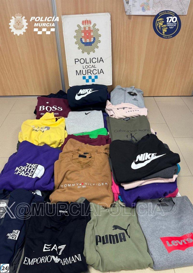 Desmantelan medio centenar de prendas falsificadas en El Raal, Murcia.