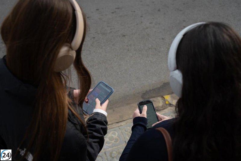Prohibir los móviles en escuelas promueve mejor convivencia y rendimiento académico, revela estudio.