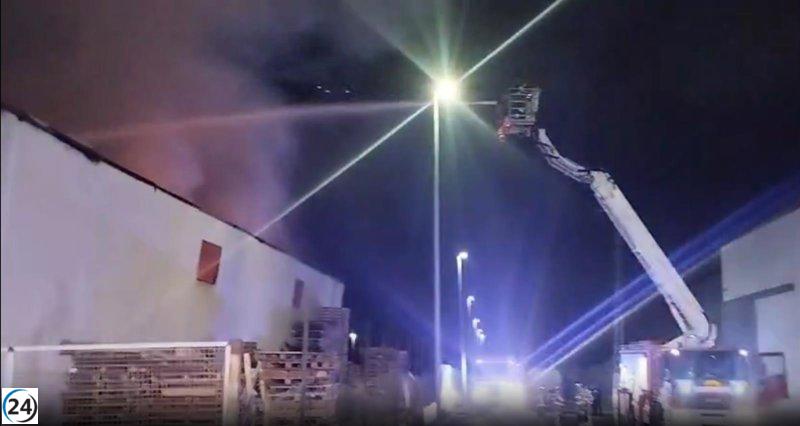 Bomberos apagan incendio en nave de palets en el polígono 'El Sladar I' de Lorquí, Murcia.