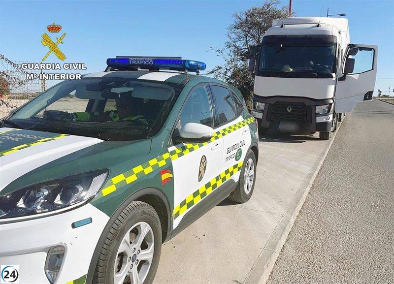 Guardia Civil indaga a camionero por conducir en dirección opuesta.