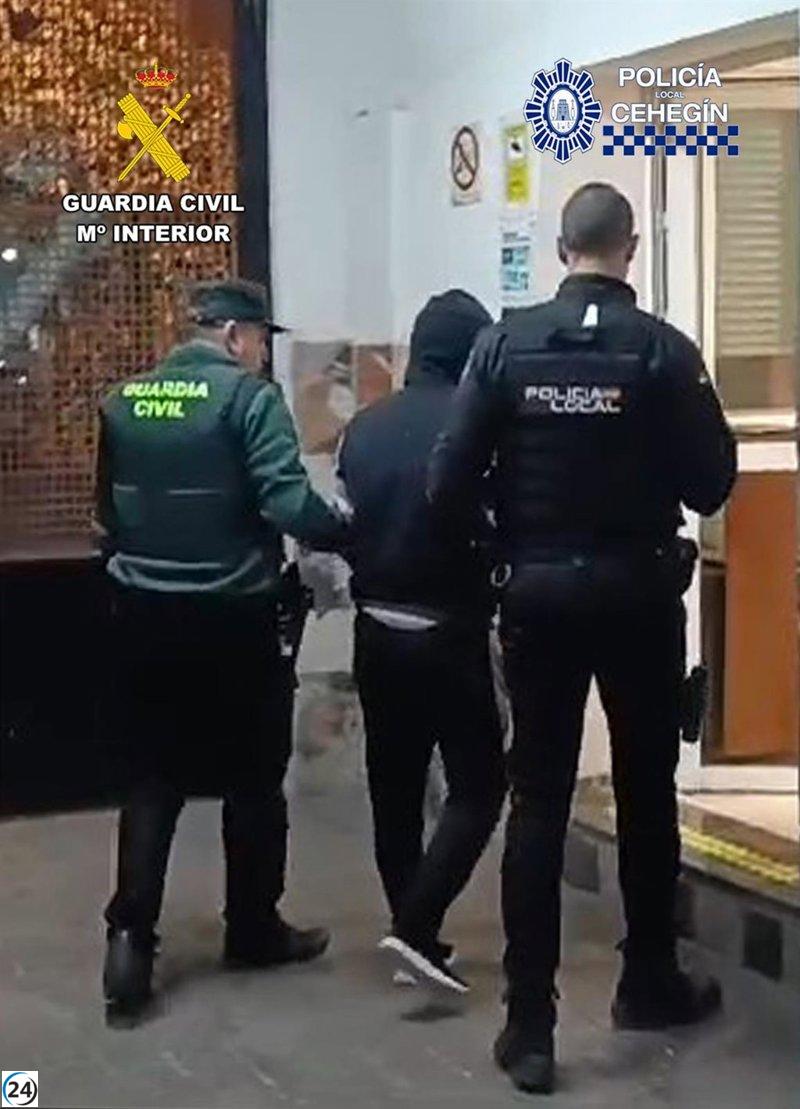 Aprehenden a dos individuos por robo en casas de campo en Cehegín, Murcia.