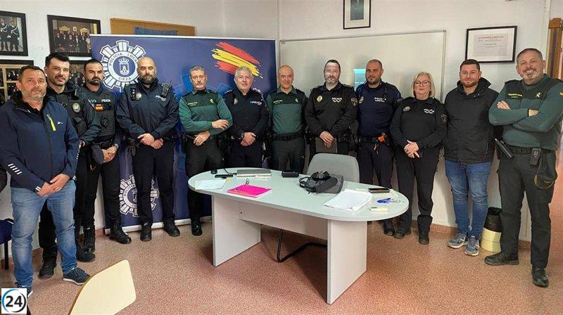 La Guardia Civil y las policías locales de la Región abordan cuestiones sobre armamento en reunión.