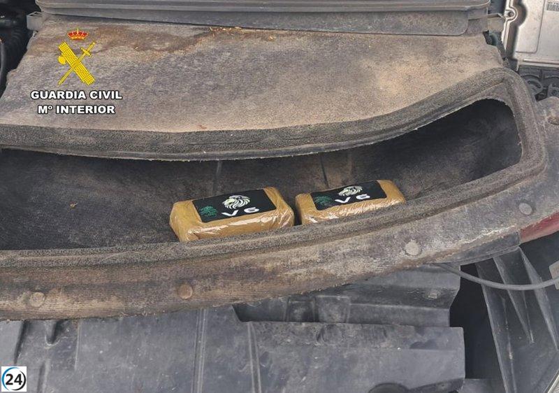 Dos residentes de Lorca y Cieza arrestados en Hellín con 200 gramos de hachís ocultos en el motor del coche.