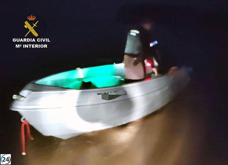 Detenidos dos hombres al intentar deshacerse de una embarcación robada en una playa de Águilas.
