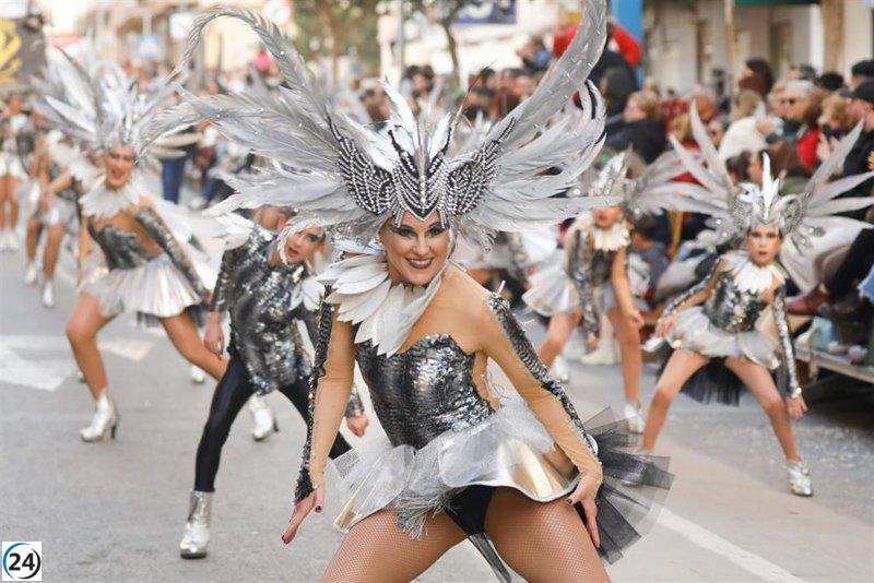 Águilas celebra el Carnaval 2025 con un vibrante desfile de plumas y color.