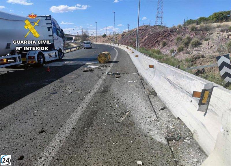 Tres bajo la lupa por descuidar la sujeción de carga en camión volcado en la A-7.