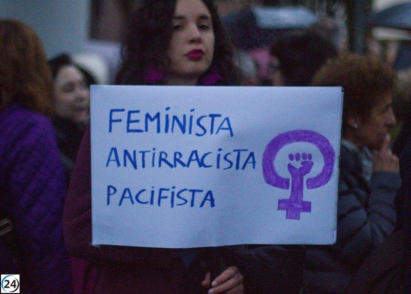 La lluvia no detiene la marcha de Murcia por el Día de la Mujer.