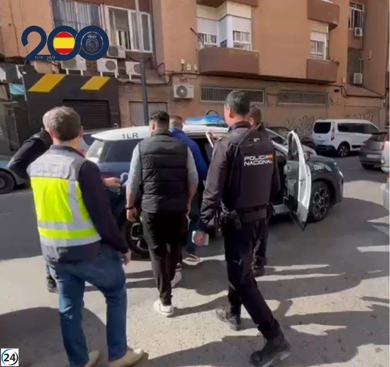 Policía Nacional descubre 5 empleados irregulares tras 52 controles en Molina, Murcia.