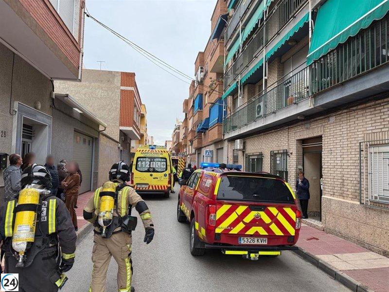 Fuego arrasa un departamento en Alcantarilla y deja a una mujer herida en una mano.