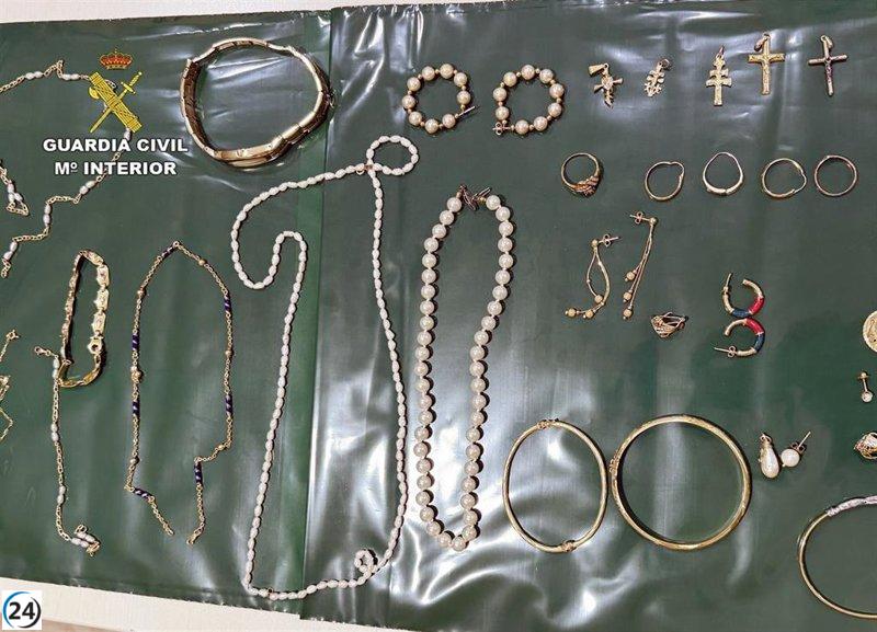 Capturan a empleado por sustraer joyas durante reparación de cámaras en tienda de Cieza.