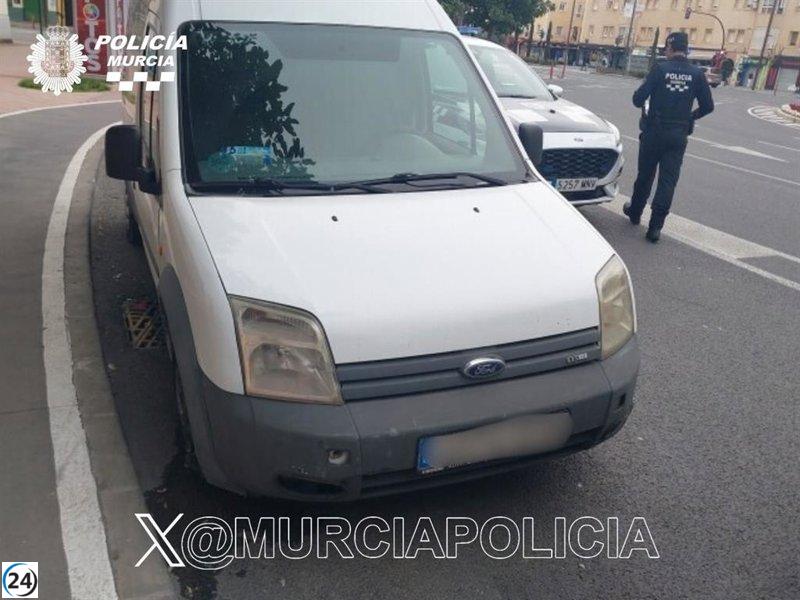 Arrestan a un automovilista en Murcia por rechazar la prueba de alcoholemia y no tener licencia.