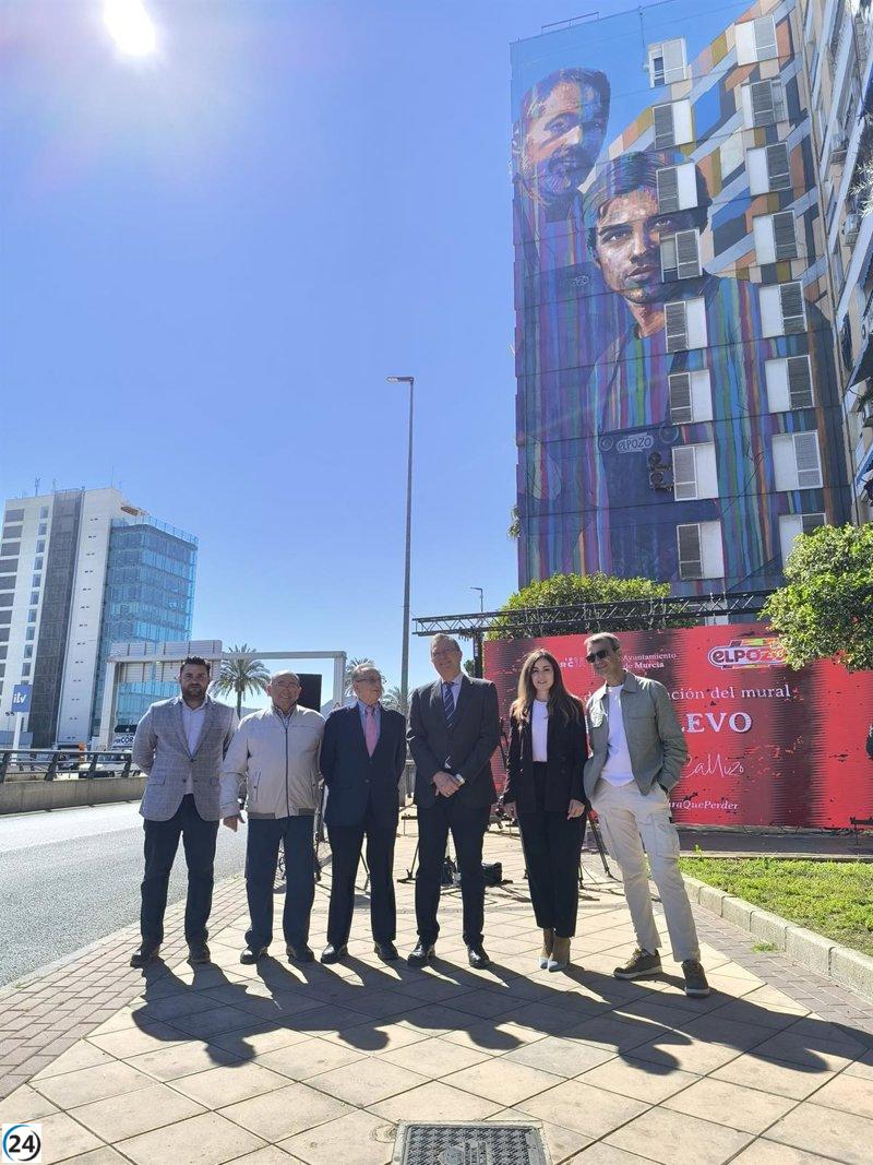 ElPozo ExtraTiernos celebra la tradición y el traspaso generacional con un imponente mural en Murcia.