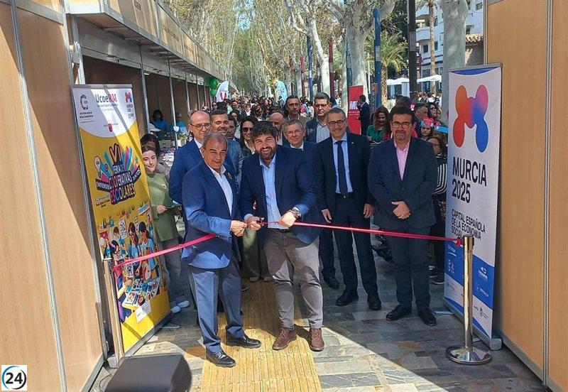 Más de 3.000 estudiantes de 43 colegios se dan cita en la VI Feria de Cooperativas Escolares de Ucoerm en Murcia.