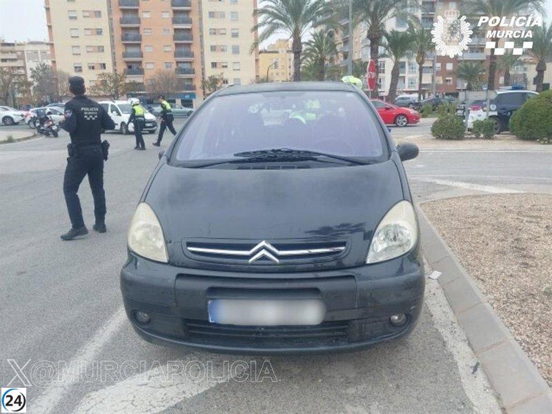 Arrestan a un hombre en Murcia por robo de vehículo y evadir control policial sin licencia de conducir.