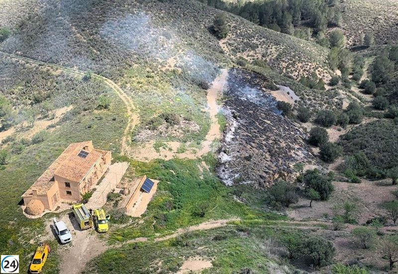 Bomberos sofocan incendio forestal en Humbrias, diputación de Lorca.