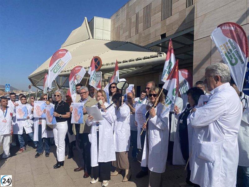 Protestas de trabajadores sanitarios frente al hospital Santa Lucía de Cartagena tras agresiones a su personal.