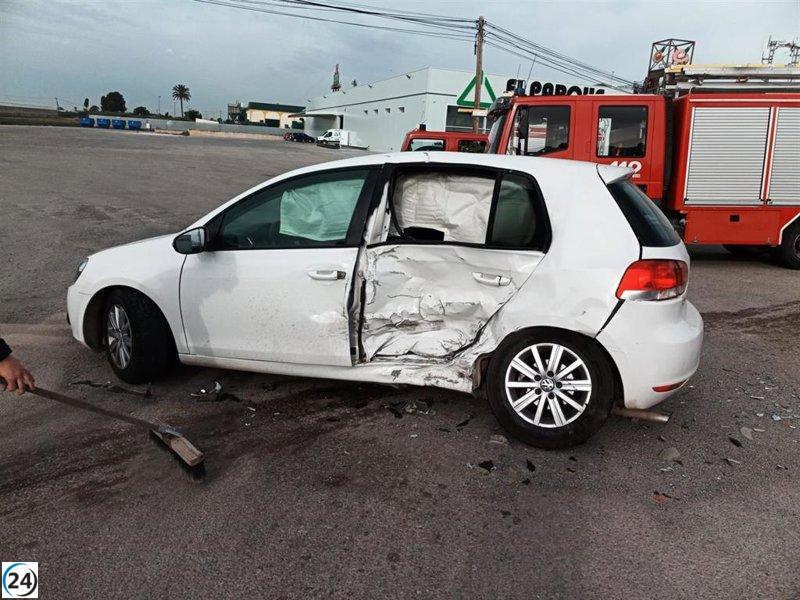 Dos heridos en choque vehicular en Totana son trasladados al hospital.