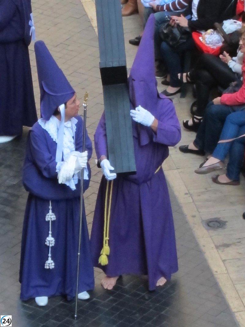 Fisioterapeutas aconsejan a nazarenos prepararse antes del desfile para prevenir lesiones.