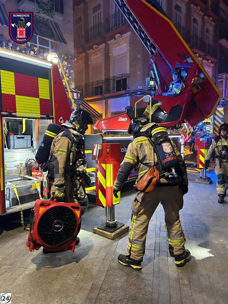 Incendio en restaurante del centro de Murcia es apagado por bomberos.