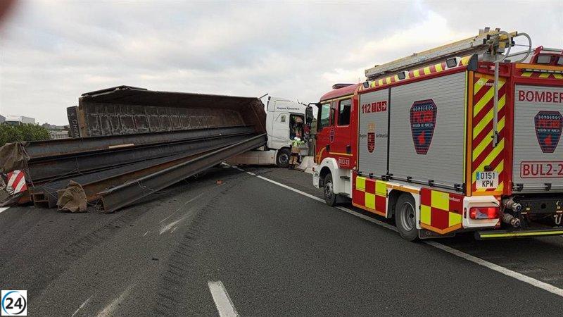 Camionero lesionado tras volcadura en la A-7 en Puerto Lumbreras (Murcia).
