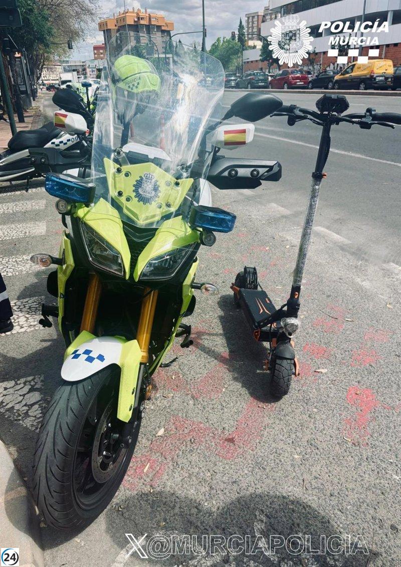 Conductor de patinete multado por exceder los 80 km/h y desobedecer semáforo en rojo en Murcia.