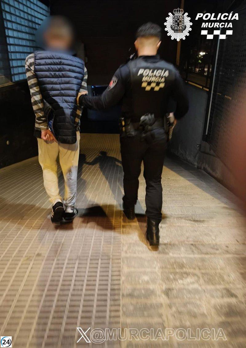 Hombre arrestado tras evadir a la policía al cambiar de acera.