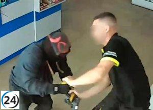 Capturan a hombre que intentó asaltar una gasolinera en Águilas con arma de fuego.