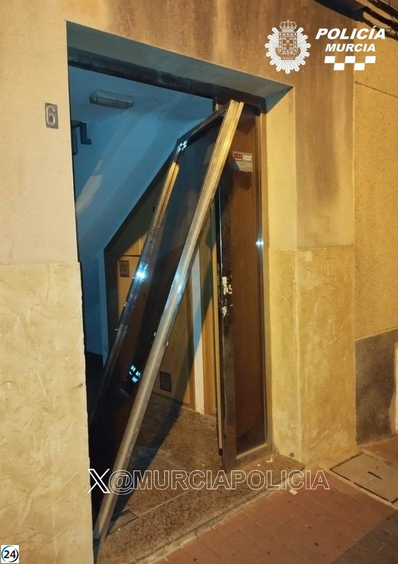 Detenidos en La Raya dos individuos por ocupar ilegalmente una vivienda tras romper la cerradura.