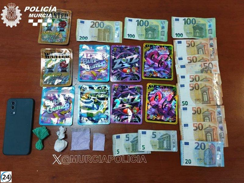 Arrestado en Murcia por intentar ocultar droga en un calcetín al notar la presencia policial.